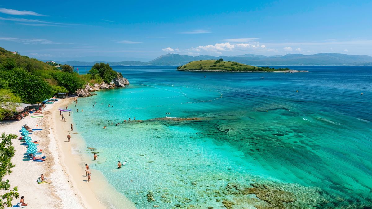 Ksamil tatil turu sırasında deniz kenarında kumda yürüyen çiftin fotoğrafı